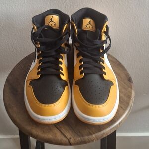 Nike Air Jordan 1 Mid Taxi 2022 Size 9